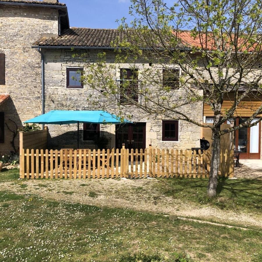 Blacksmiths Cottage In Blanzay - 3 Beds Bagian luar foto