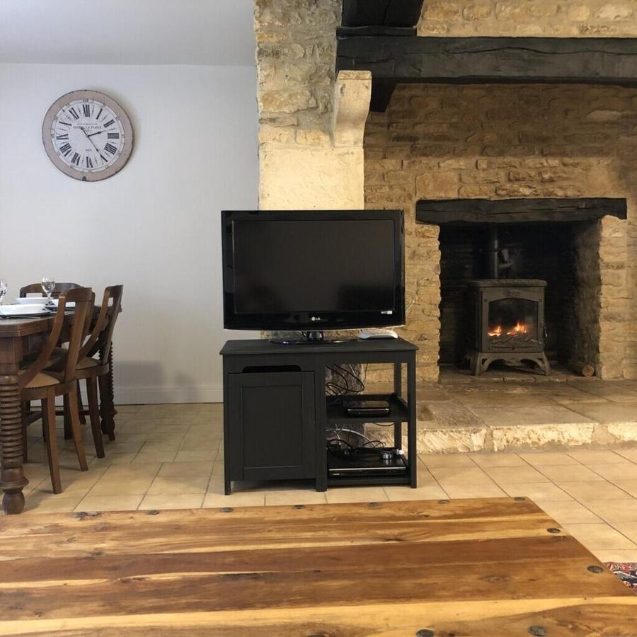 Blacksmiths Cottage In Blanzay - 3 Beds Bagian luar foto