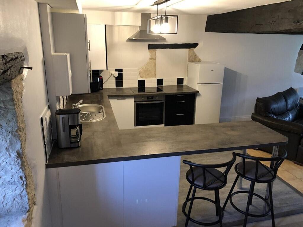 Blacksmiths Cottage In Blanzay - 3 Beds Bagian luar foto