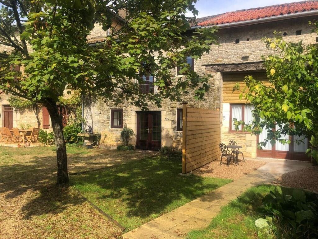 Blacksmiths Cottage In Blanzay - 3 Beds Bagian luar foto