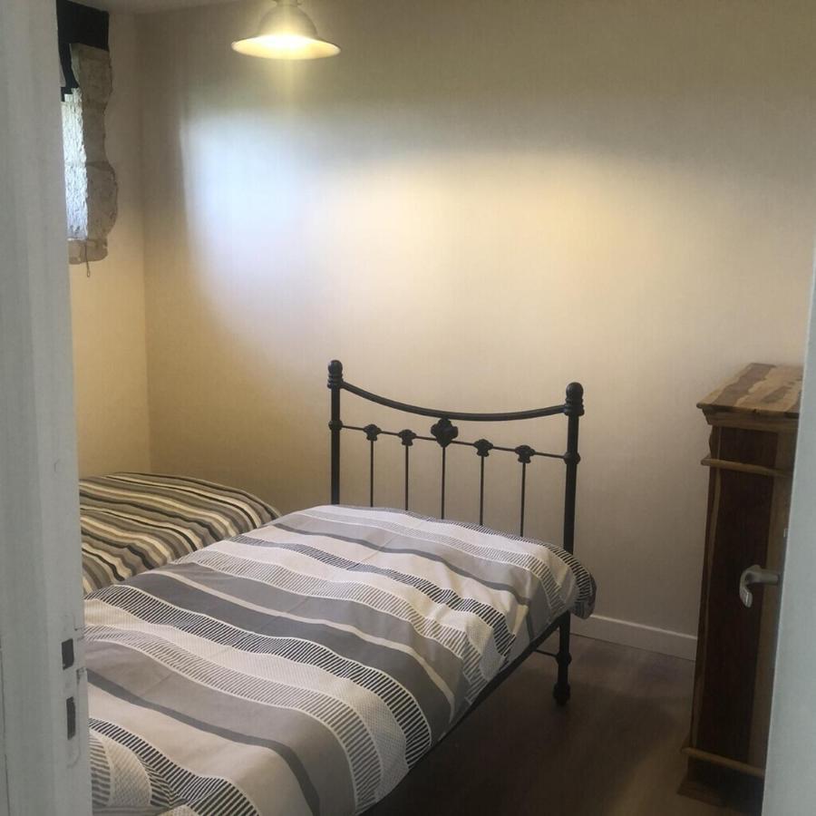 Blacksmiths Cottage In Blanzay - 3 Beds Bagian luar foto