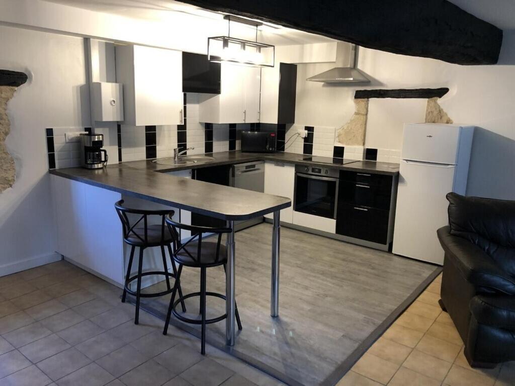 Blacksmiths Cottage In Blanzay - 3 Beds Bagian luar foto