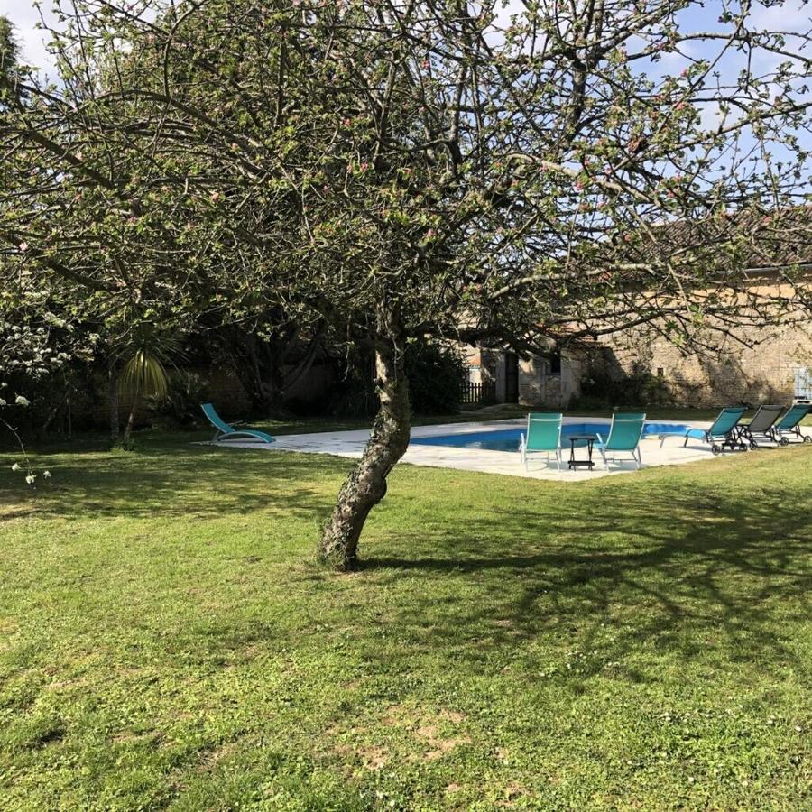 Blacksmiths Cottage In Blanzay - 3 Beds Bagian luar foto