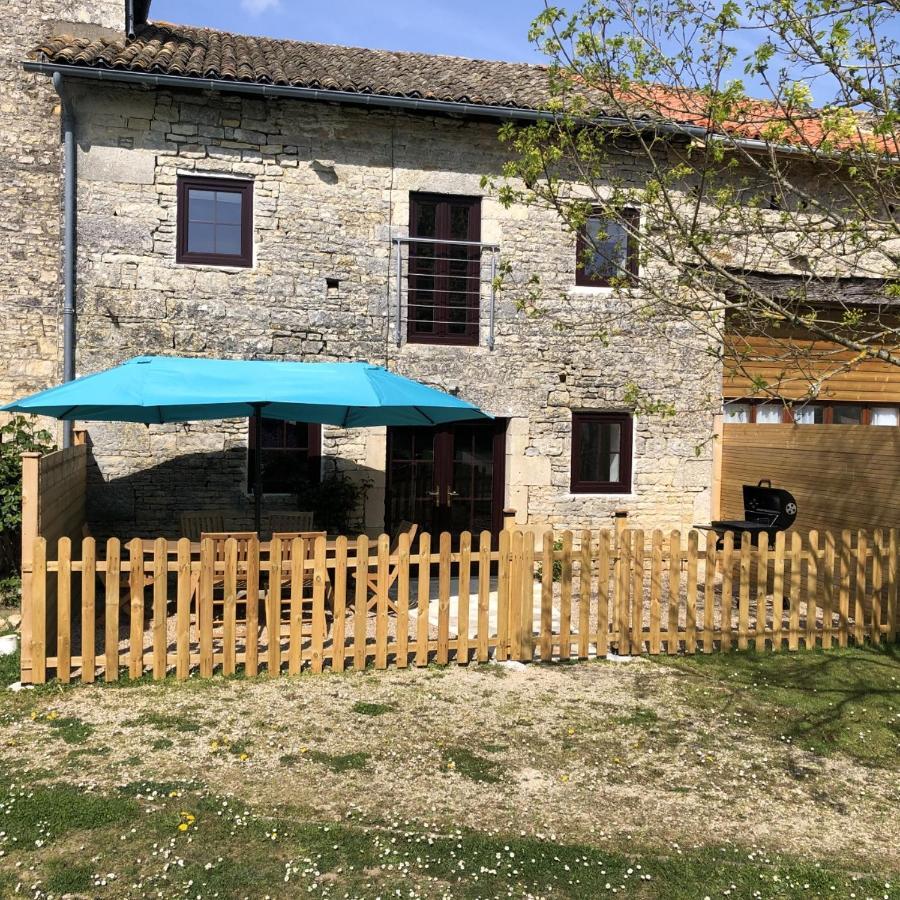 Blacksmiths Cottage In Blanzay - 3 Beds Bagian luar foto